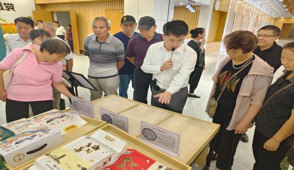 松江區小昆山鎮工作人員向市民代表介紹松江大米文化